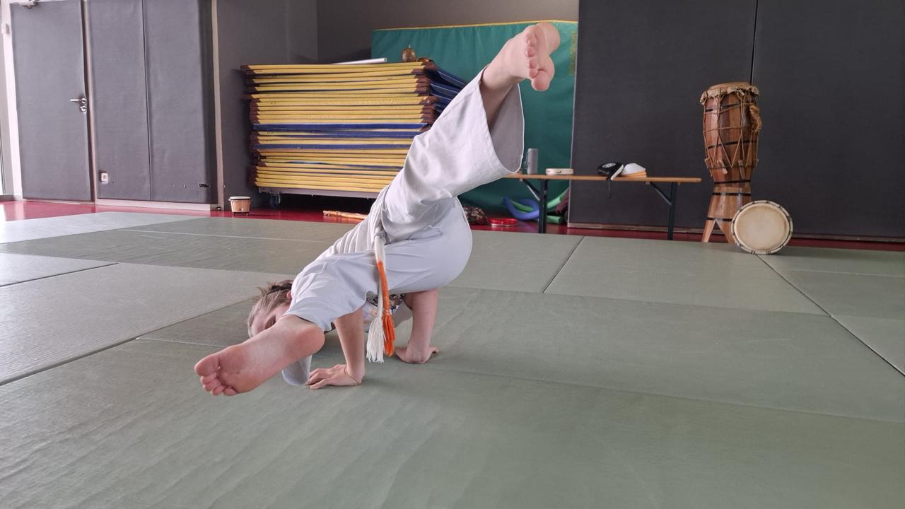 Capoeiriste en queda de rins pendant une roda